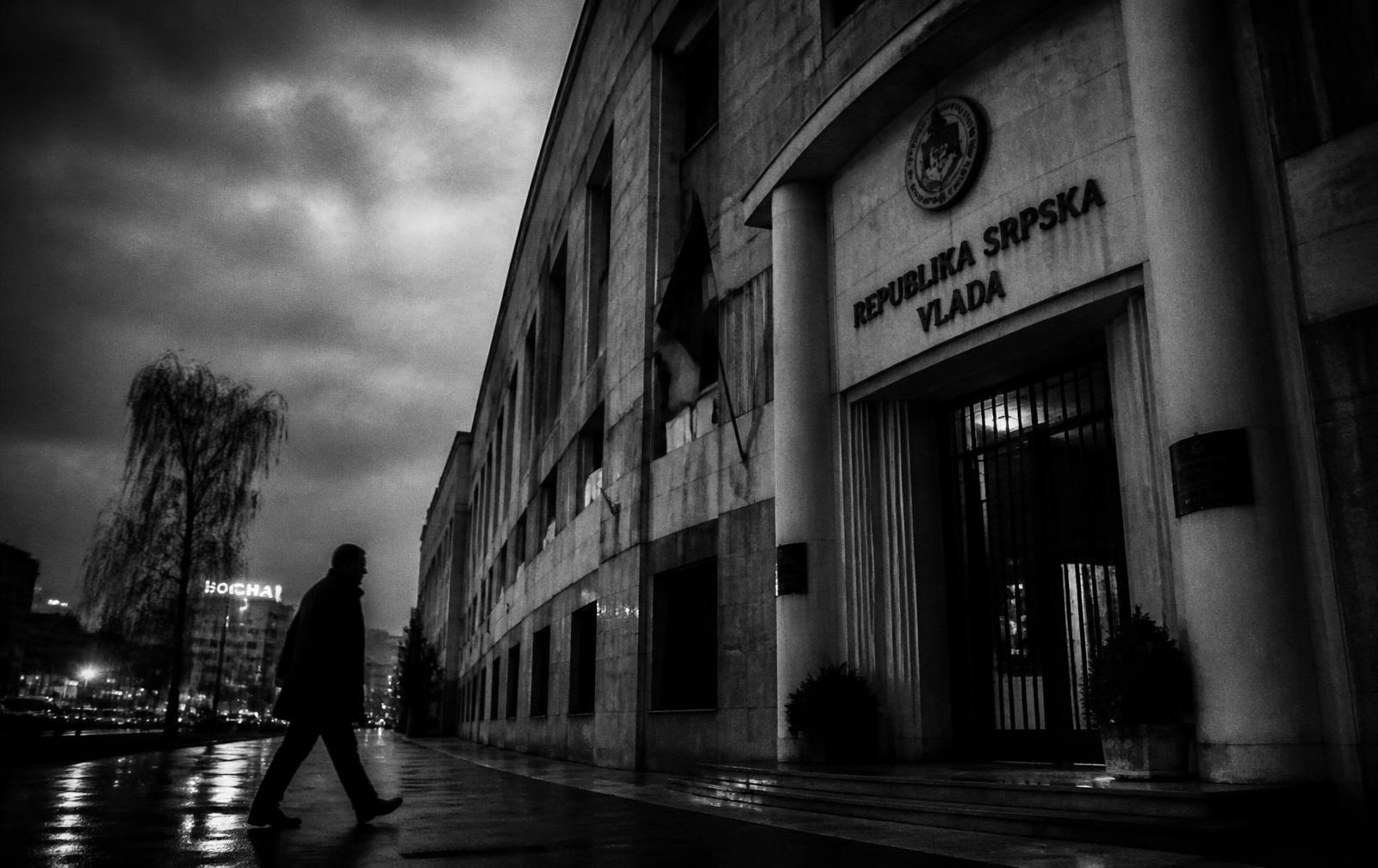 Institucionalna zgrada u sumrak, prizor sa Balkana